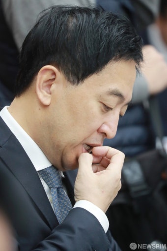 생각에 잠긴 금태섭 더불어민주당 의원