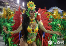 [사진] 리우 카니발에 등장한 삼바의 여신