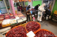 확진자 나온 명일동 일대 방역실시