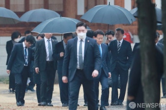 영수회담 마친 문재인 대통령