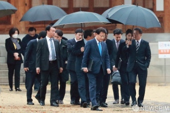영수회담 종료... 차량으로 향하는 문재인 대통령