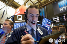 [사진] 이 낙폭 실화냐…정신없는 월가 트레이더