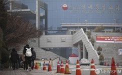주일예배 향하는 연세중앙교회 신도들