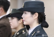 굳건한 표정의 성신여대 학군단 신임 소위