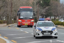 농협경주교육원에 들어서는 코로나19 경증환자 버스