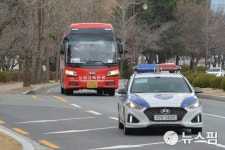 농협경주교육원 들어서는 코로나19 경증환자 이동 버스