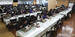 전북도청 사회적 거리두기 식사 모습