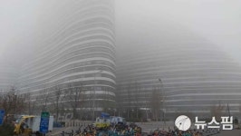 [중국 현장 사진] 짙은 스모그로 암흑 세상이 된 베이징
