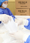 수원시, 임산부 가정 찾아가 마스크 배부