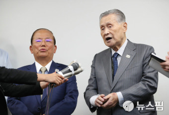 [사진] 취재진 질문에 답하는 도쿄올림픽 조직위원장