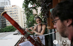 [사진] 발코니에서 악기 연주하는 부부