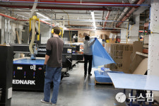 [사진] 보안면 제작하는 뉴욕 공장 직원들
