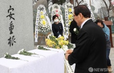 헌화하는 유영렬 안중근의사기념관장