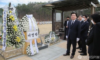 천안함 용사 묘역에 놓인 이명박 근조화환