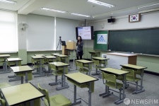 교실서 덩그러니 원격 수업 진행하는 교사