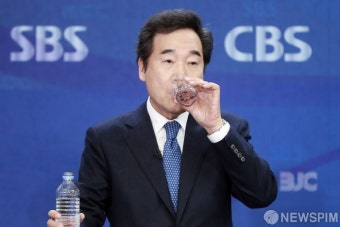 목 축이는 이낙연 더불어민주당 상임공동선대위원장