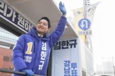 출근 차량 향해 손 흔드는 김한규 강남병 후보