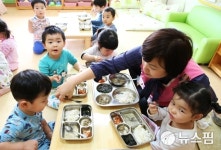 [코로나19] 다시 어린이집으로..."아이 돌봐줄 사람 없어서"