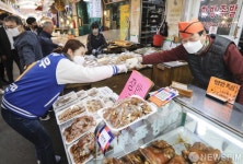 강선우 강서갑 후보, 족발집 사장님과 주먹 인사