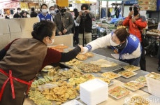 송화벽화시장 상인과 인사 나누는 강선우 후보