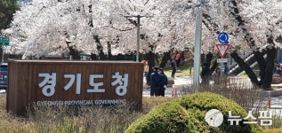 벚꽃 만개 수원 팔달산...물리적 거리두기로 한산