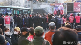 제가 도우러 왔습니다 김종인 총괄선대위원장 지원 유세에 몰린 시민들