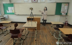 학생들 대신 놓인 스마트폰