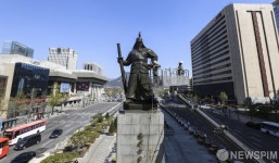 광화문광장서 목욕하는 이순신 장군