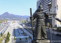 광화문광장서 목욕하는 이순신 장군