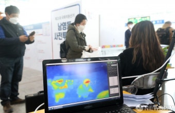 열화상 카메라 설치된 서울역 사전투표소
