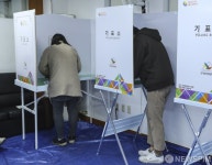 기표하는 시민들