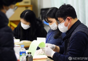 투표용지를  준비하는 선거사무원