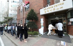 투표소에서도 사회적 거리두기