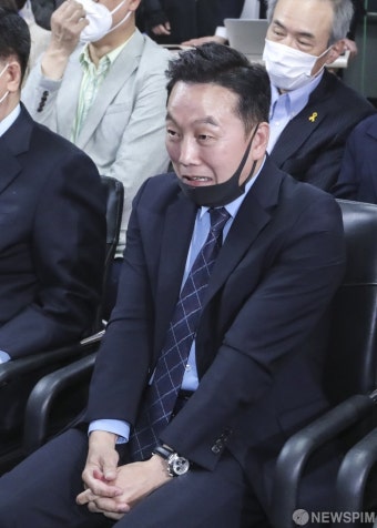 긴장감 드러나는 정봉주 최고위원의 표정