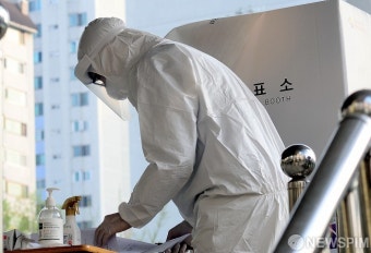 자가격리자 투표 준비중인 선거사무원