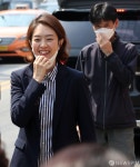 남편과 함께 노룬산시장 찾은 고민정 당선인
