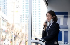 노룬산시장 인근서 당선 인사하는 고민정