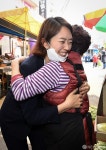 노룬산시장 상인과 포옹하는 고민정