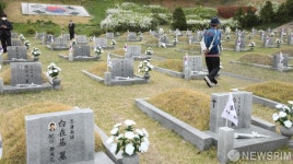 국립 4·19 민주묘지에 찾은 참배객들