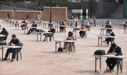 명지전문대학교 운동장에서 진행되는 보험설계사 자격시험