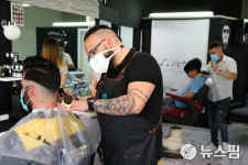 [사진] 영업 재개한 로잔의 이발사