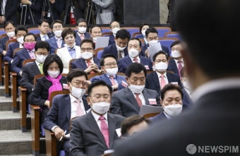 당선자 총회 참석한 미래통합당 당선인들