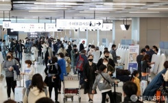 연휴 앞두고 북적이는 김포공항 국내선 청사