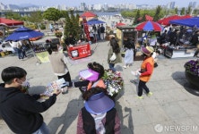 북적이는 여의도 한강공원 입구