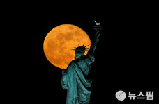 [사진] 자유의 여신상 위에 뜬 슈퍼문