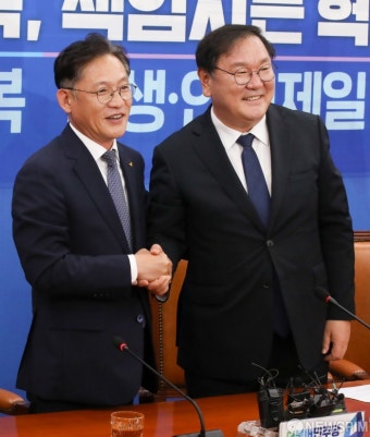 악수 나누는 더불어민주당-정의당 원내대표