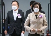 업무협약식 참석하는 박영선-이완재