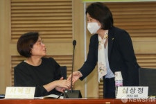 악수 나누는 심상정 당대표-서복경 연구원