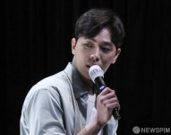 취재진에 답하는 배우 이동하