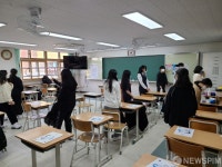 고3 등교 개학 첫 날...낯선 교실에 적응하는 학생들